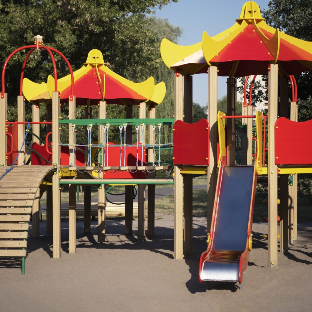 fundo-de-parque-infantil-colorido-ao-ar-livre