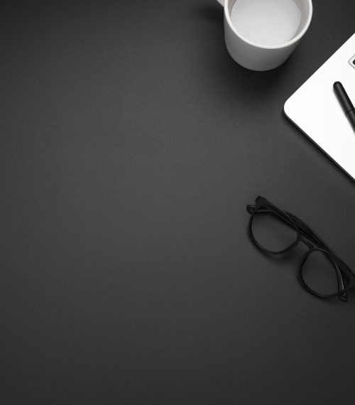 postura-plana-da-estacao-de-trabalho-com-espaco-de-copia-e-laptop